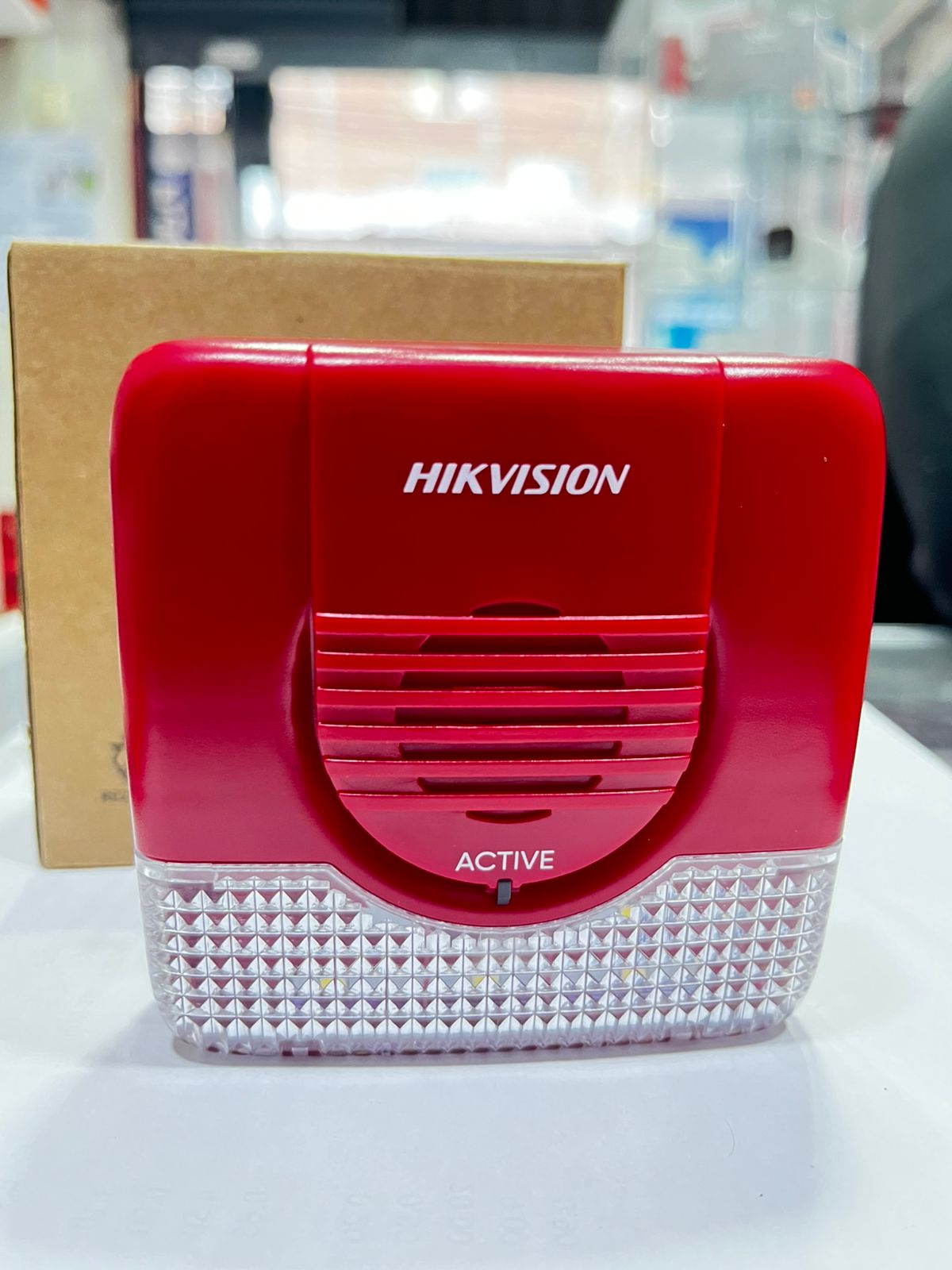 Sirena Hikvision con Luz Estroboscópica