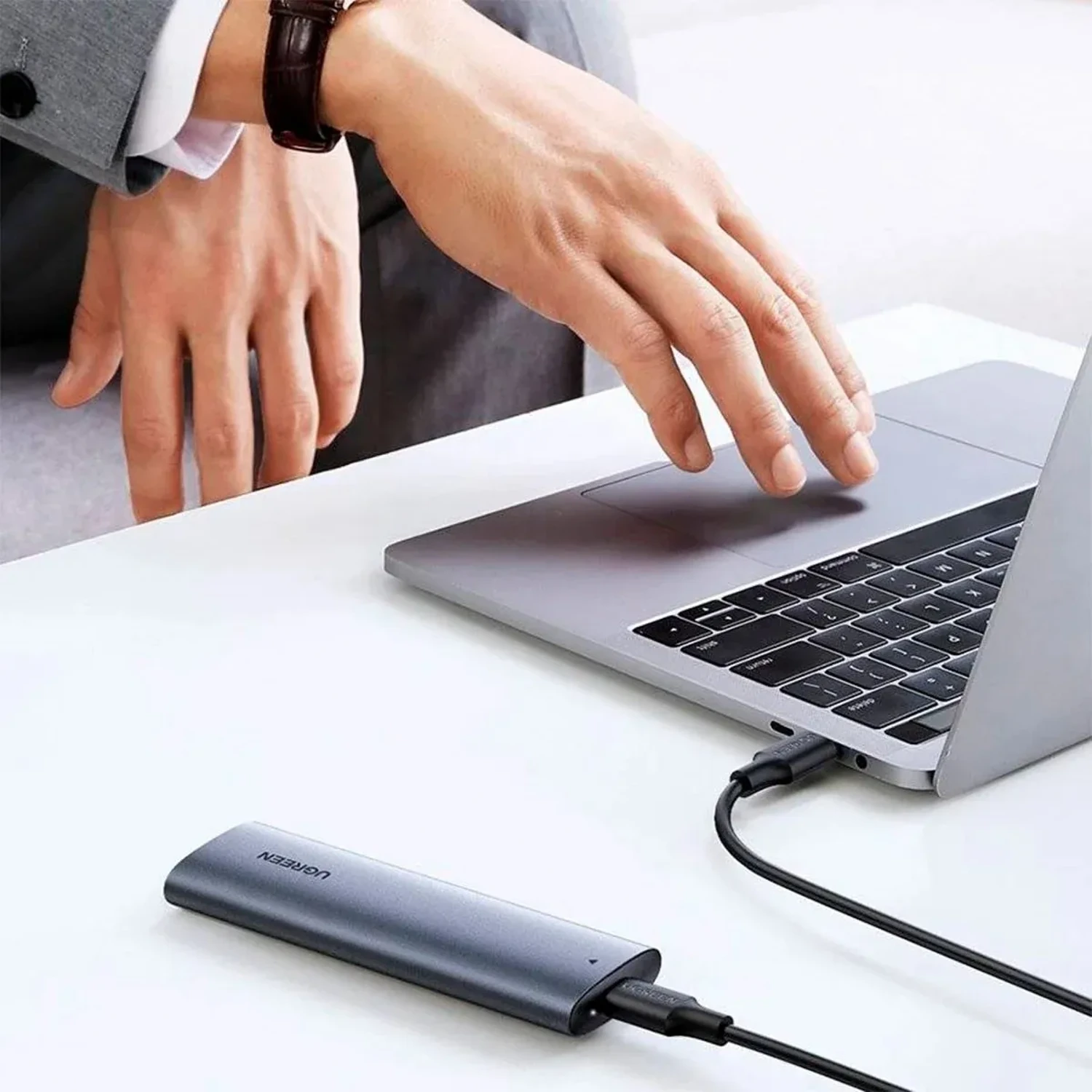 Case Externo UGREEN CM400 USB-C para SSD M.2 NVMe y SATA - Imagen 2